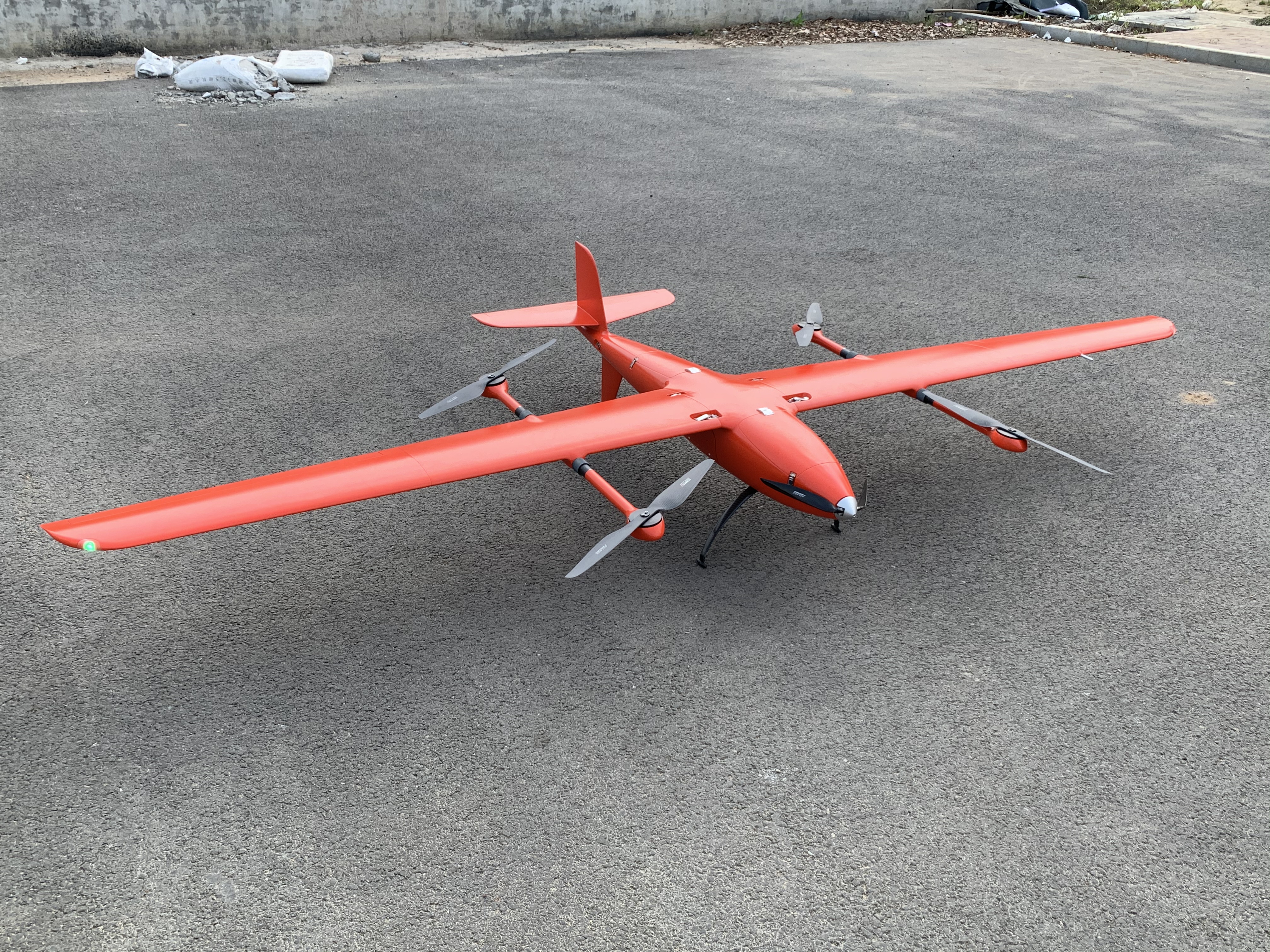 大飛機(jī)航攝(左)<a href='http://www.dzjyjsj.cn/typearticle/330-1.html' target='_blank' title='無(wú)人機(jī)航攝'><strong>無(wú)人機(jī)航攝</strong></a>(右)